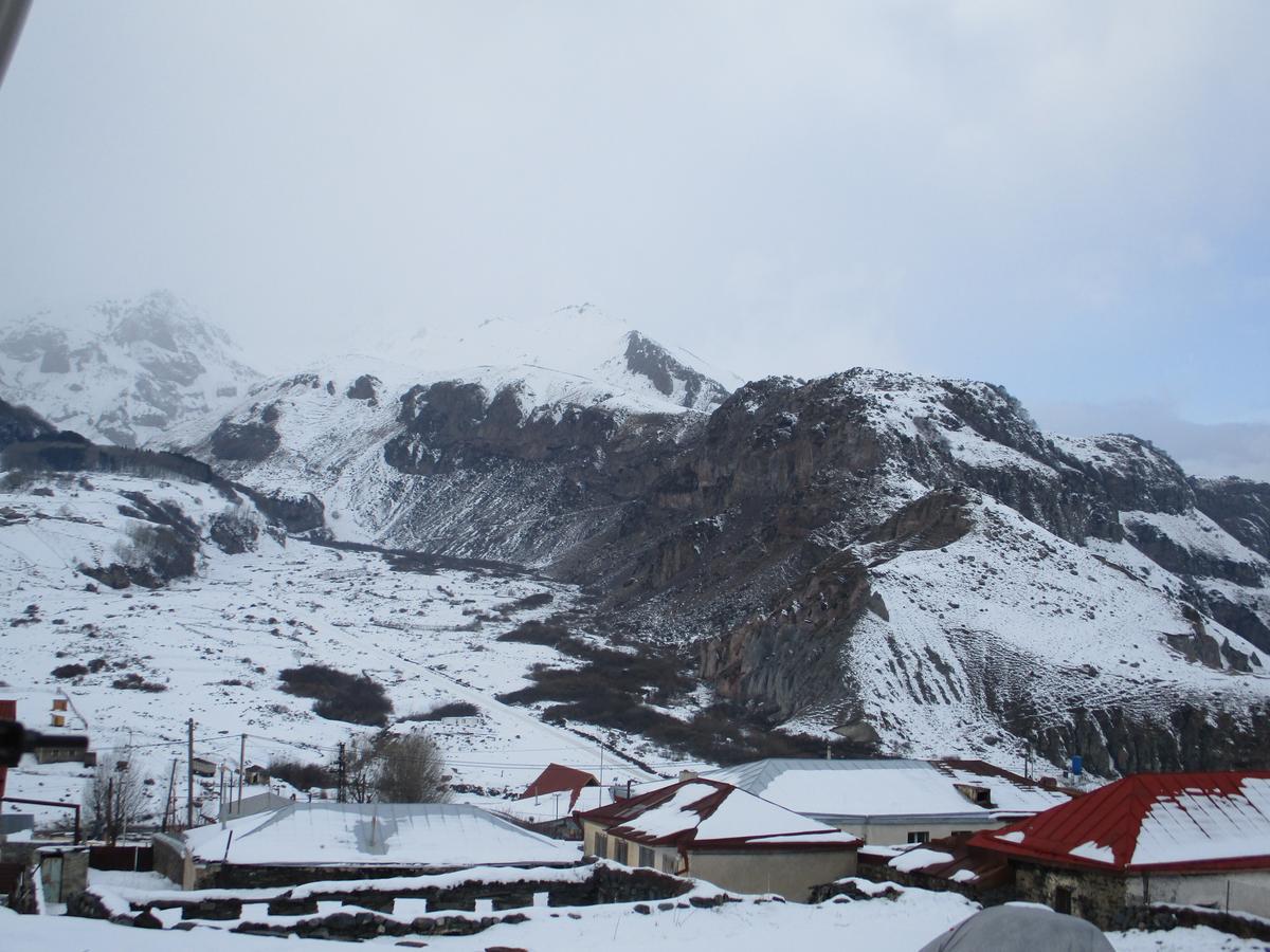 The White House Hotel Kazbegi Kültér fotó